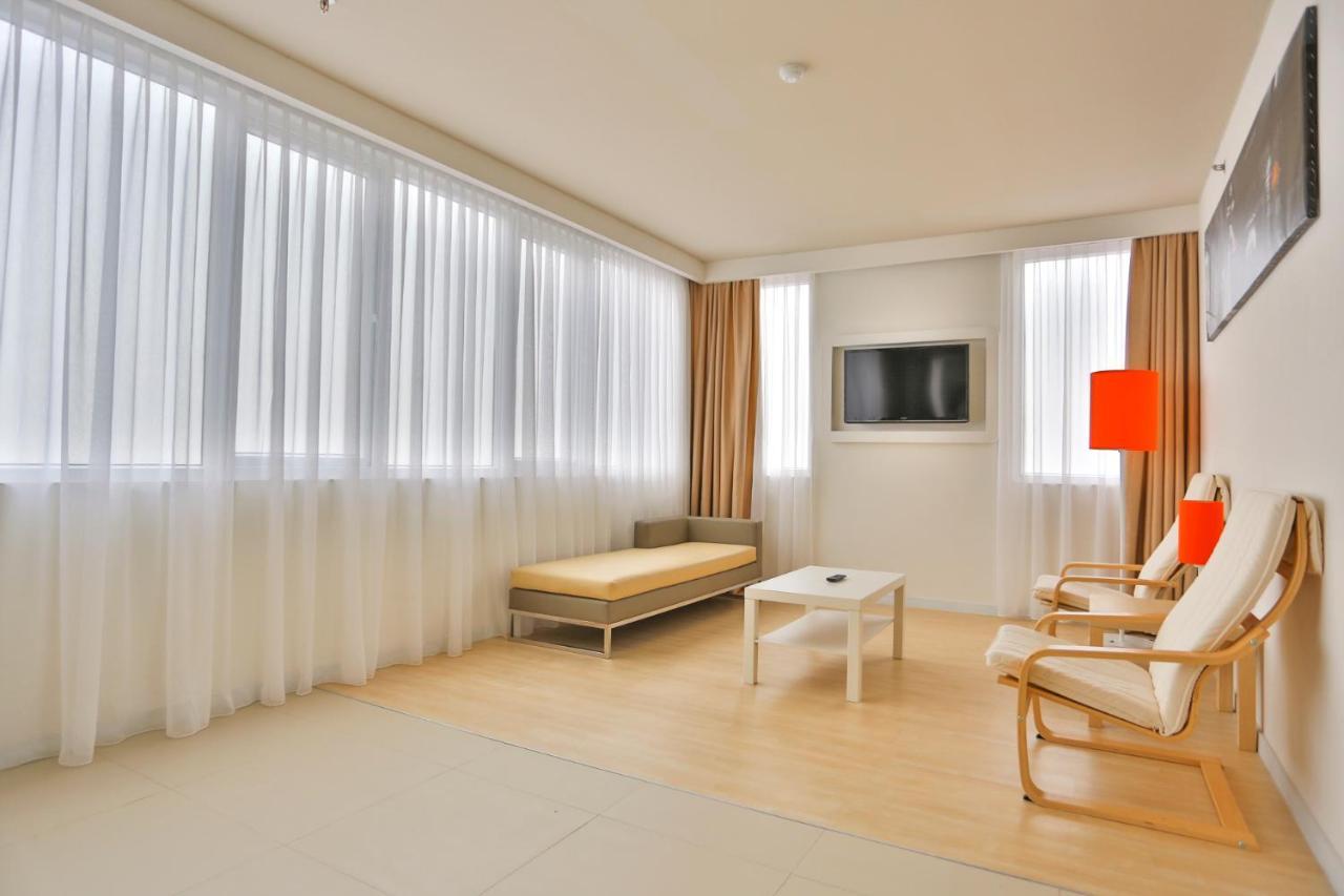 Harris Hotel Понтианак Экстерьер фото